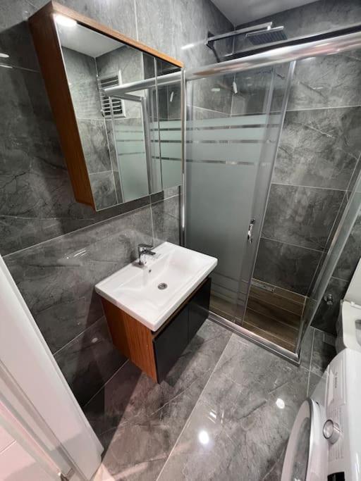 Zeytinburnu Merkezi Konumda, Sifir Daire & Esyalar Appartement Istanboel Buitenkant foto